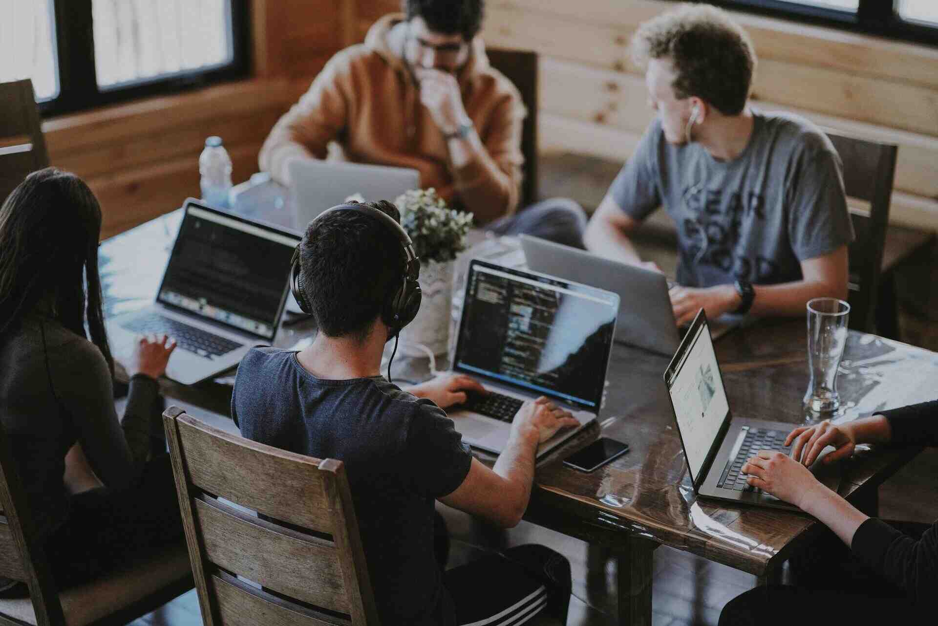 Arbeitsplatz in einer Steuerkanzlei mit Bescheiden und Notebook